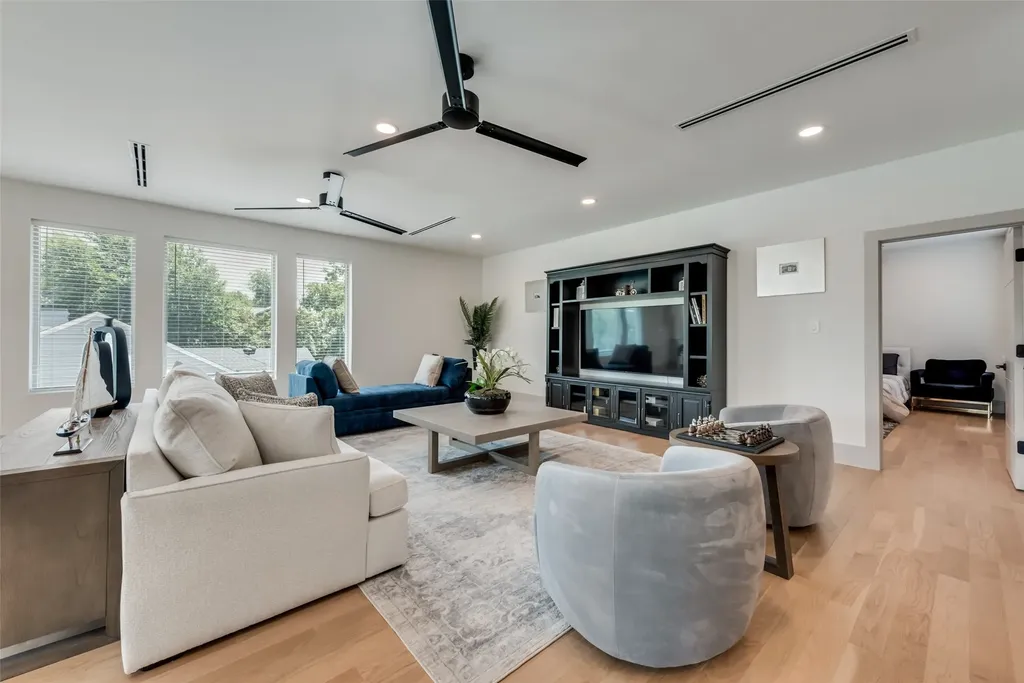 4528 W Amherst Avenue Dallas TX 75209