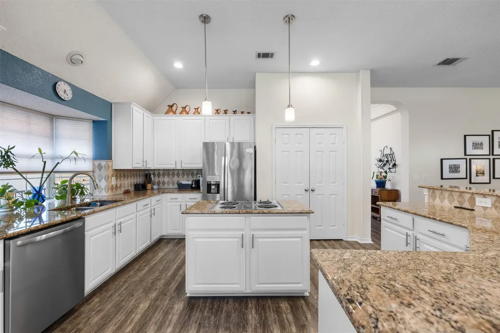 521 Palm Desert Drive Garland TX 75044