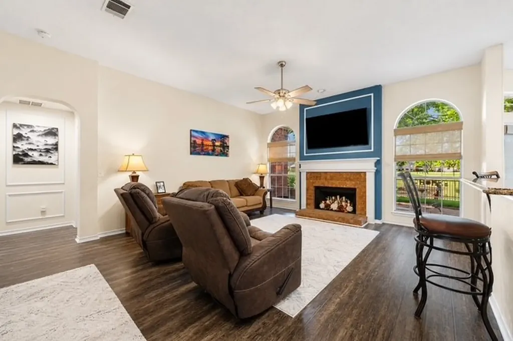 521 Palm Desert Drive Garland TX 75044