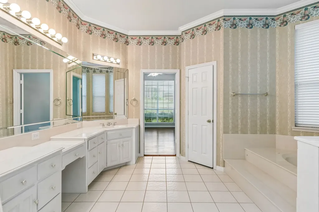 1119 Creekwood Drive Garland TX 75044