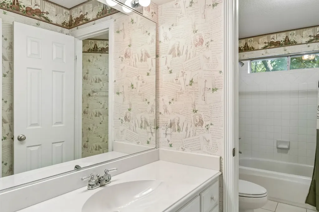1119 Creekwood Drive Garland TX 75044