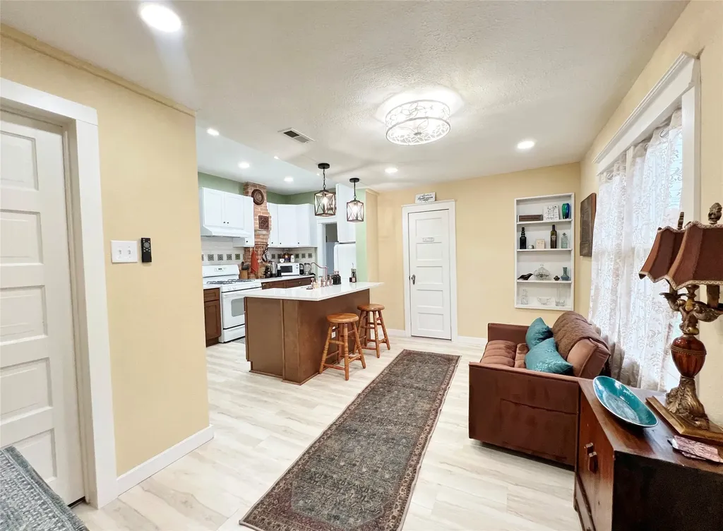 828 W 8th Street Dallas TX 75208