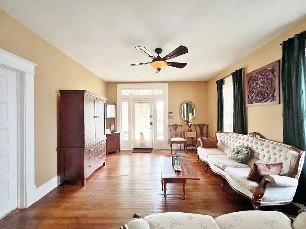 828 W 8th Street Dallas TX 75208