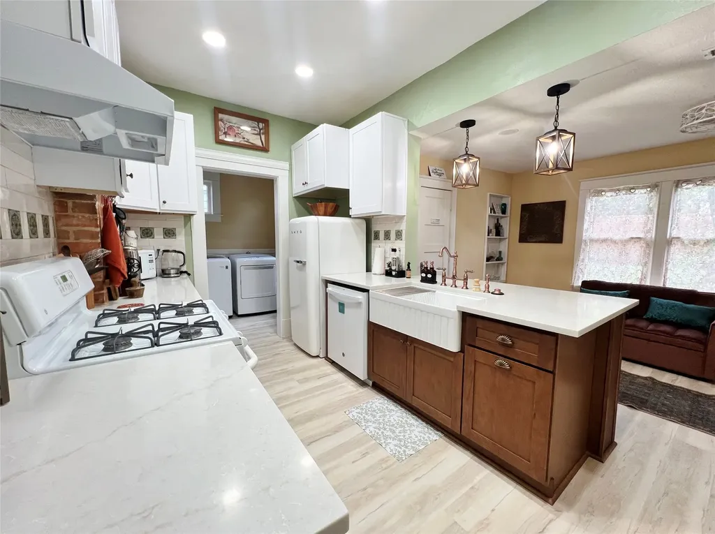 828 W 8th Street Dallas TX 75208