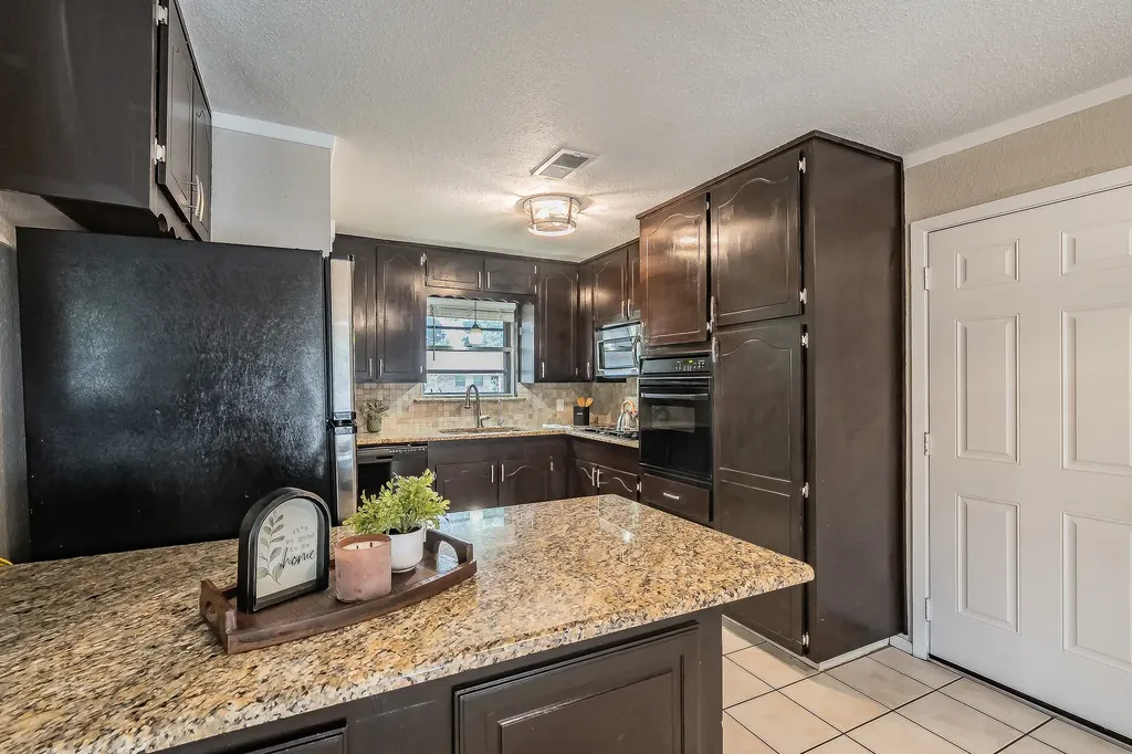 612 Bayless Drive Euless TX 76040