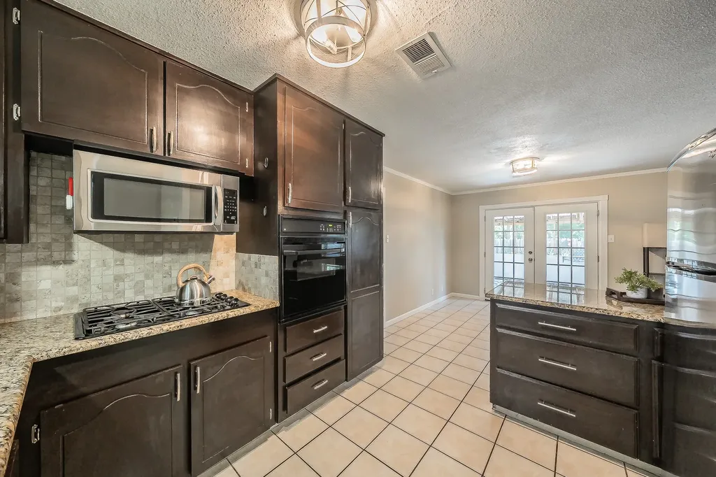 612 Bayless Drive Euless TX 76040