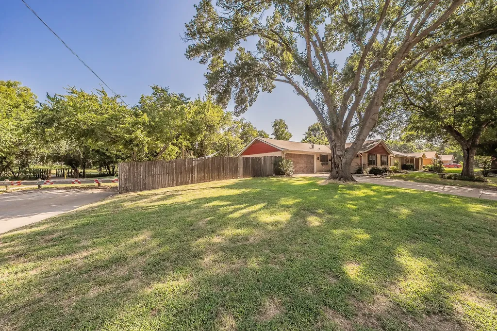 612 Bayless Drive Euless TX 76040