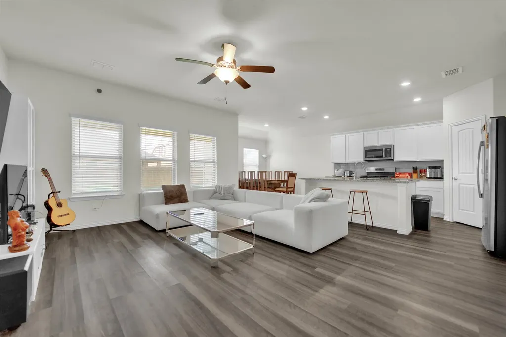 702 Pearl Way Arlington TX 76002