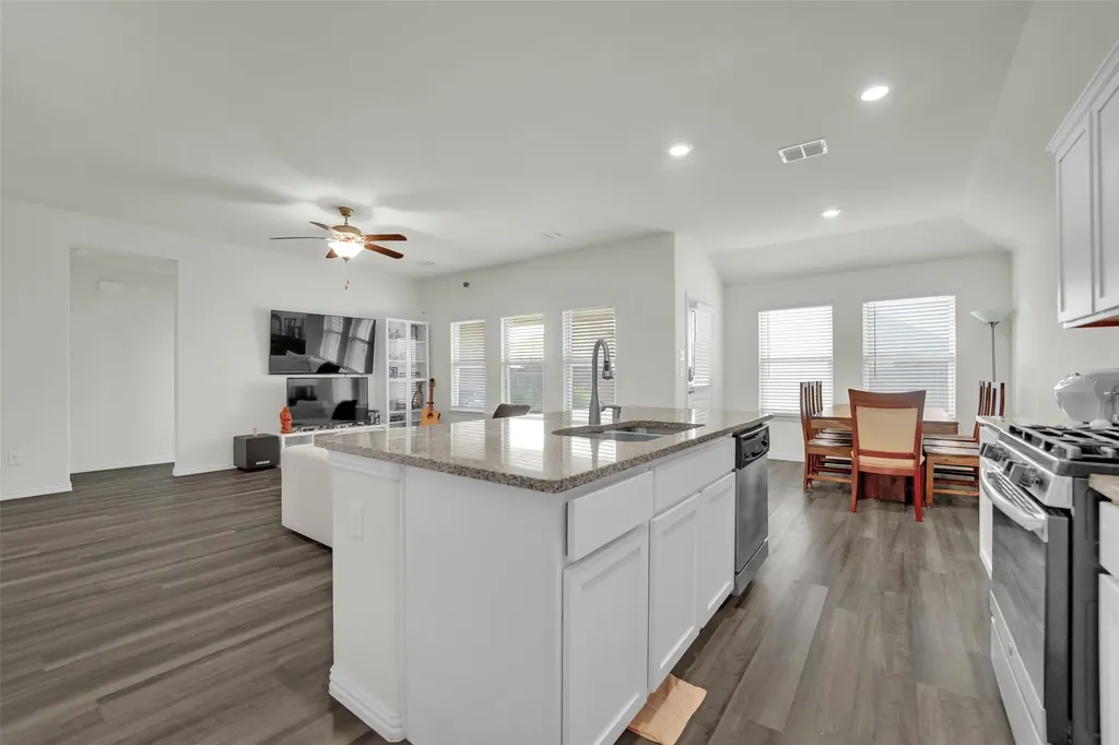 702 Pearl Way Arlington TX 76002