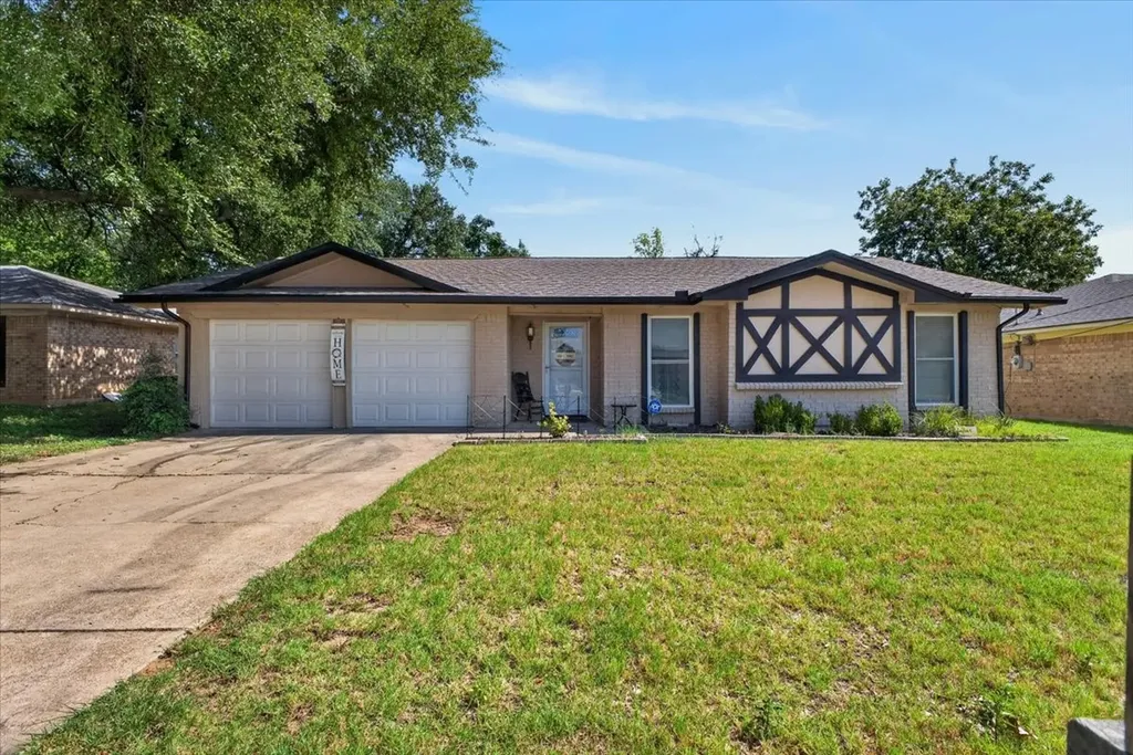 523 Lynnewood Avenue Burleson TX 76028