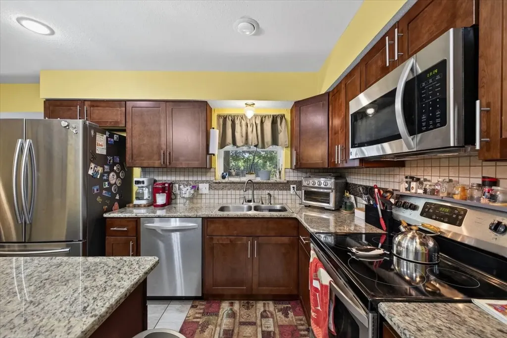 523 Lynnewood Avenue Burleson TX 76028