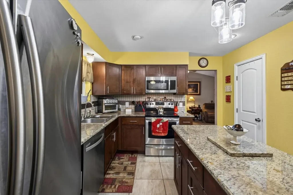 523 Lynnewood Avenue Burleson TX 76028