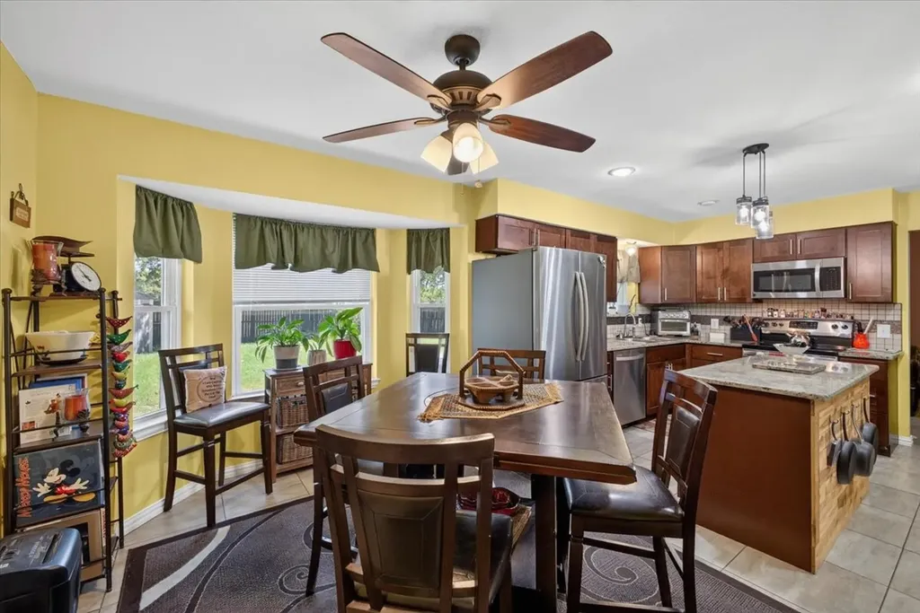 523 Lynnewood Avenue Burleson TX 76028
