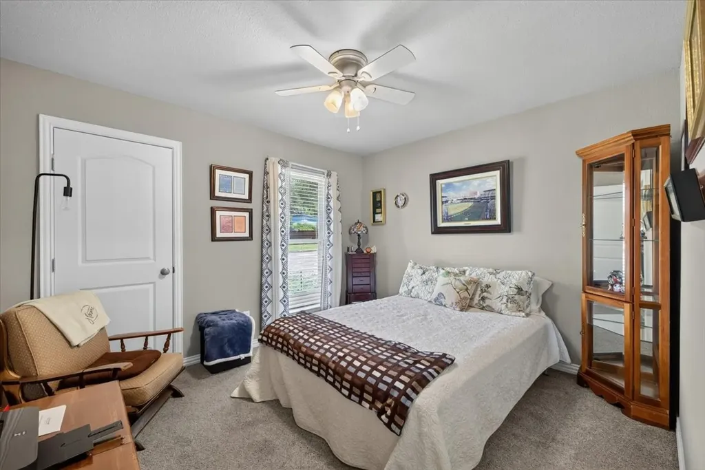 523 Lynnewood Avenue Burleson TX 76028