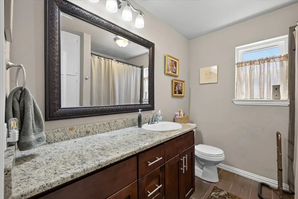 523 Lynnewood Avenue Burleson TX 76028