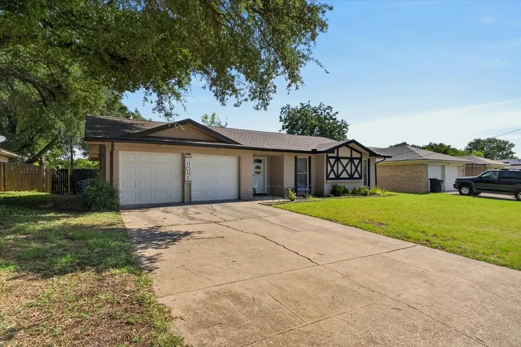 523 Lynnewood Avenue Burleson TX 76028