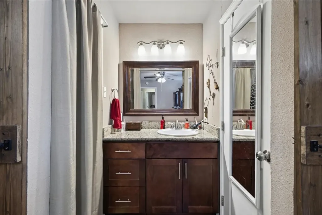 523 Lynnewood Avenue Burleson TX 76028