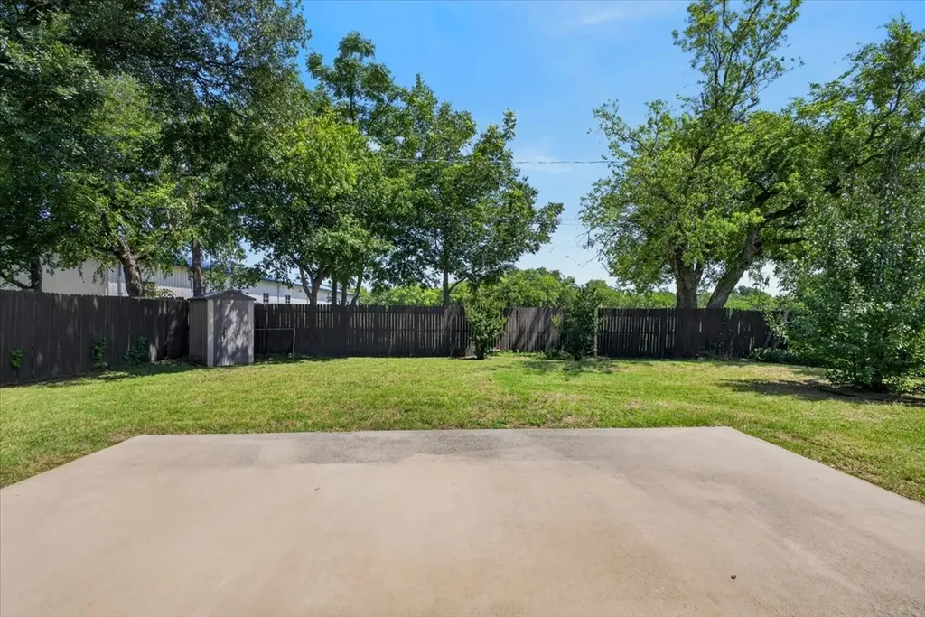 523 Lynnewood Avenue Burleson TX 76028