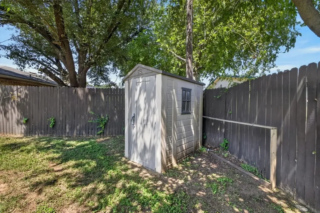523 Lynnewood Avenue Burleson TX 76028