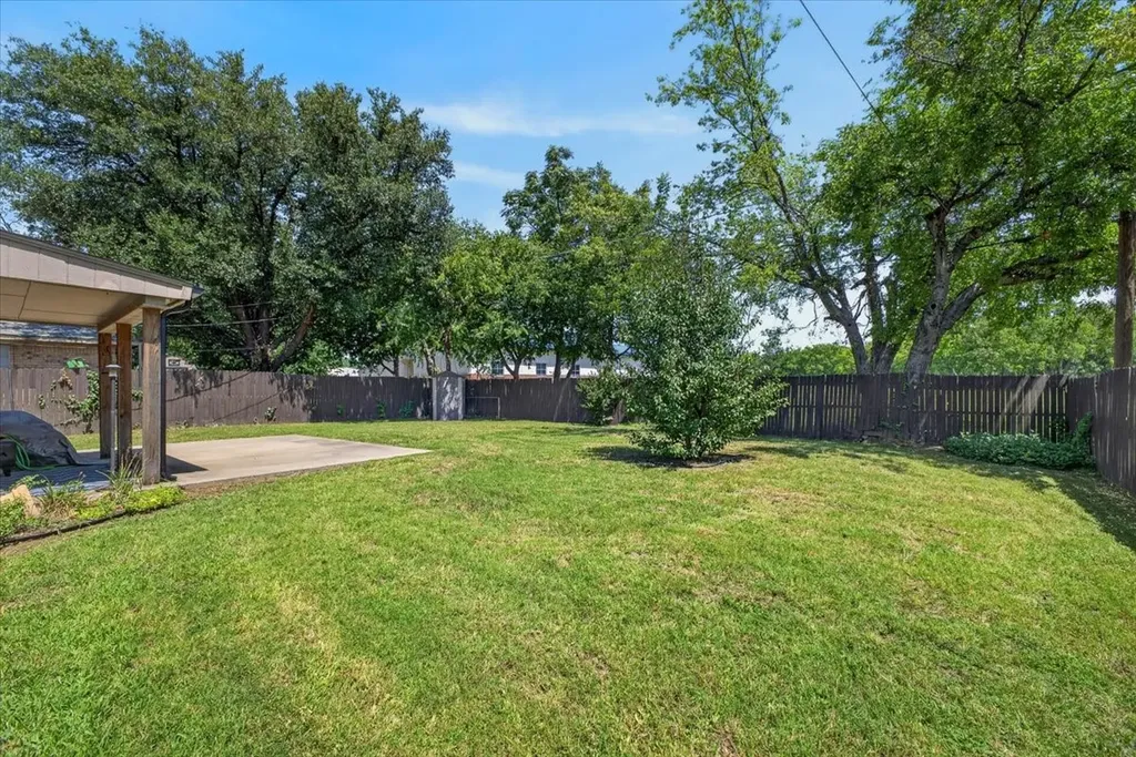 523 Lynnewood Avenue Burleson TX 76028