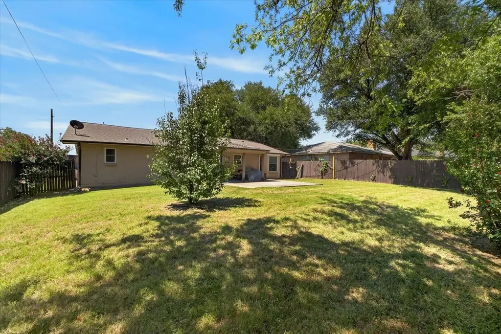 523 Lynnewood Avenue Burleson TX 76028