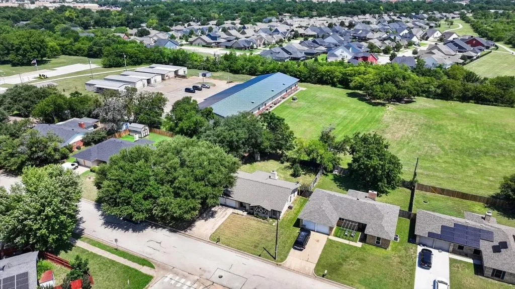 523 Lynnewood Avenue Burleson TX 76028