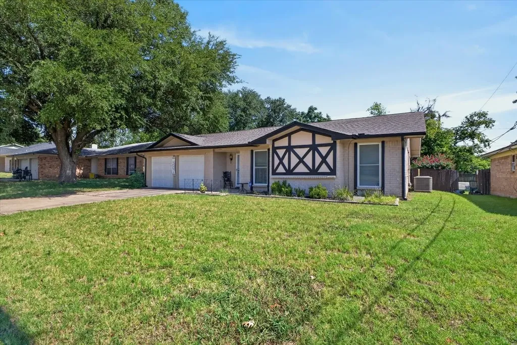 523 Lynnewood Avenue Burleson TX 76028