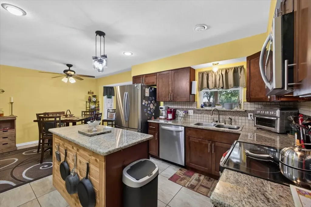 523 Lynnewood Avenue Burleson TX 76028