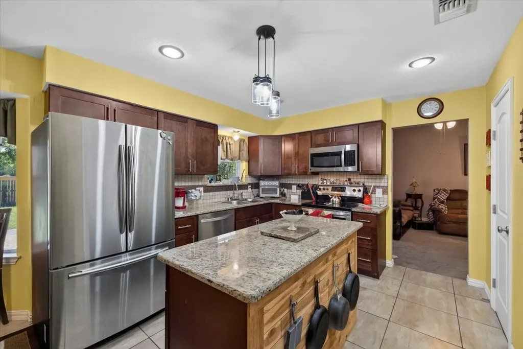 523 Lynnewood Avenue Burleson TX 76028