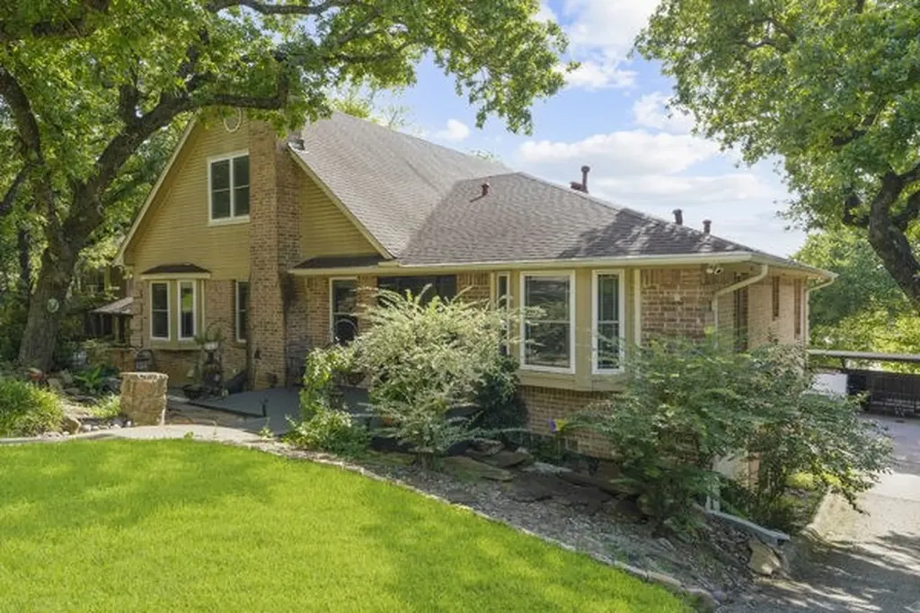 1806 Old Oak Drive Arlington TX 76012