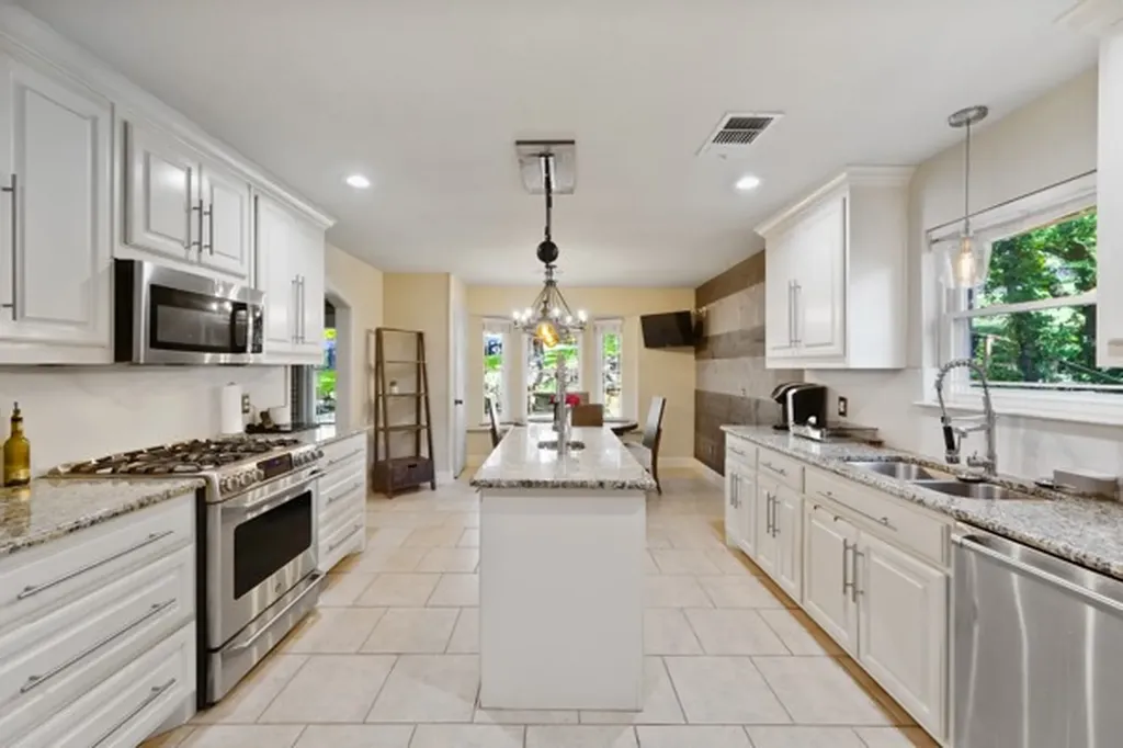 1806 Old Oak Drive Arlington TX 76012