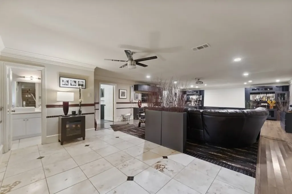 1806 Old Oak Drive Arlington TX 76012