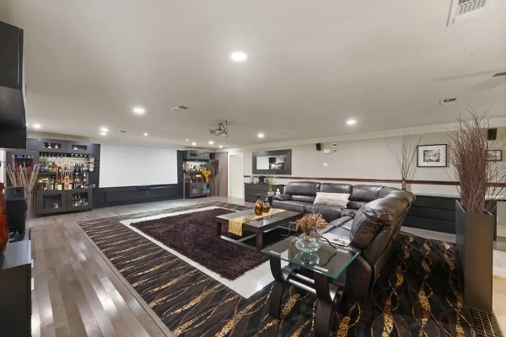 1806 Old Oak Drive Arlington TX 76012