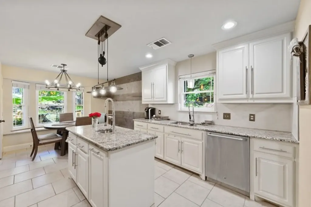 1806 Old Oak Drive Arlington TX 76012