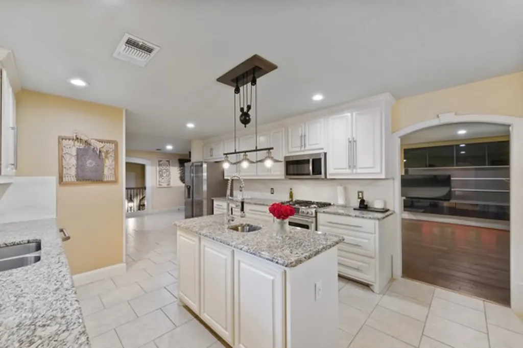 1806 Old Oak Drive Arlington TX 76012
