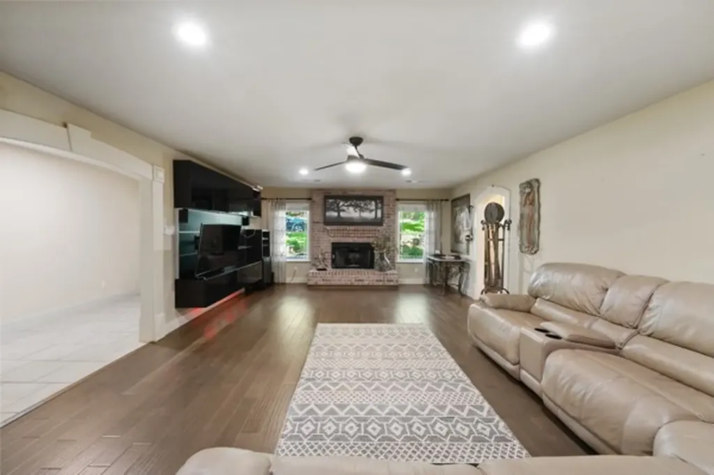 1806 Old Oak Drive Arlington TX 76012