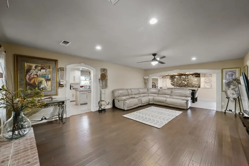 1806 Old Oak Drive Arlington TX 76012