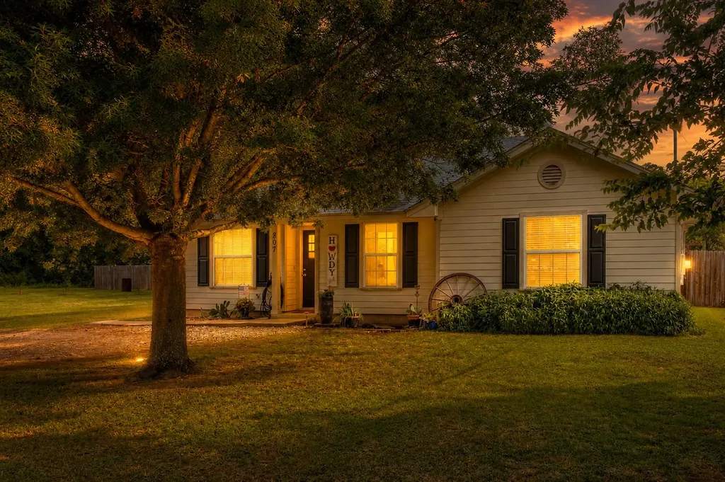 807 Lee Street Tioga TX 76271
