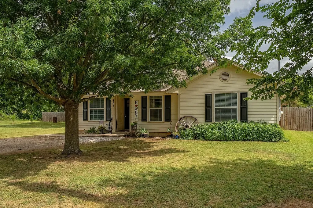 807 Lee Street Tioga TX 76271