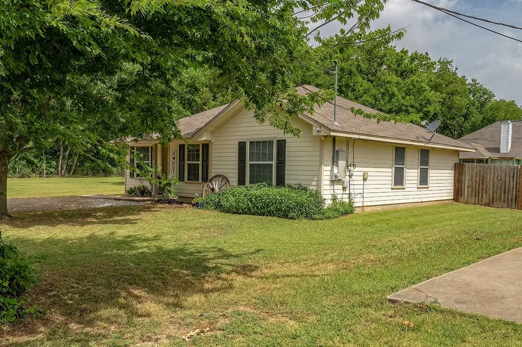 807 Lee Street Tioga TX 76271