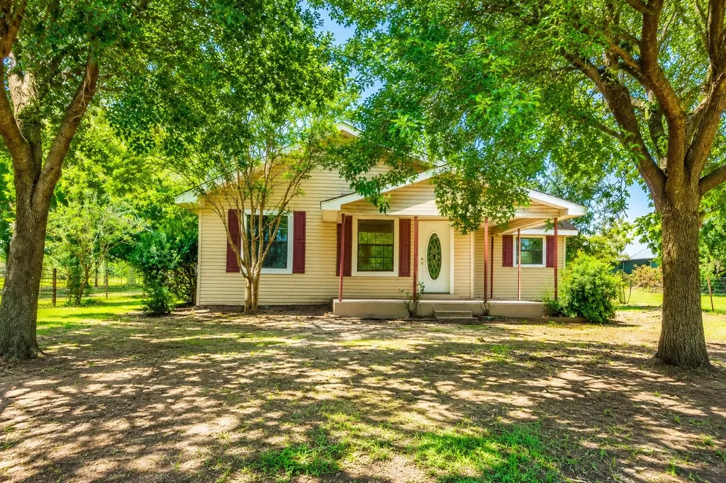 801 S Sutton Street Mabank TX 75147