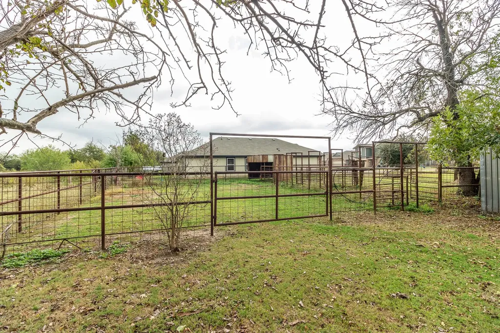 801 S Sutton Street Mabank TX 75147