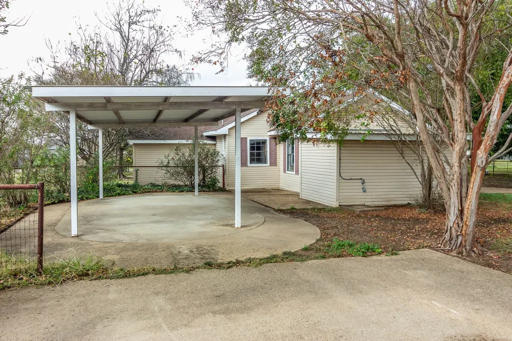 801 S Sutton Street Mabank TX 75147