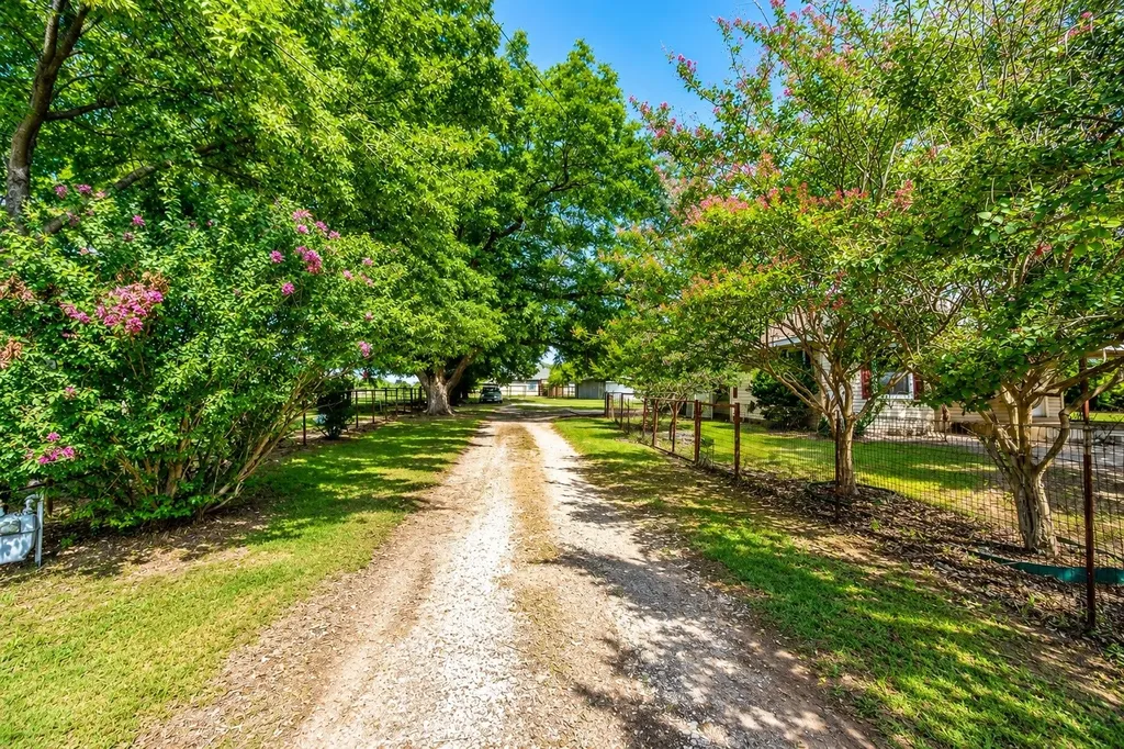 801 S Sutton Street Mabank TX 75147