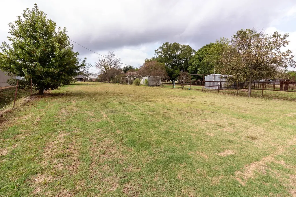 801 S Sutton Street Mabank TX 75147