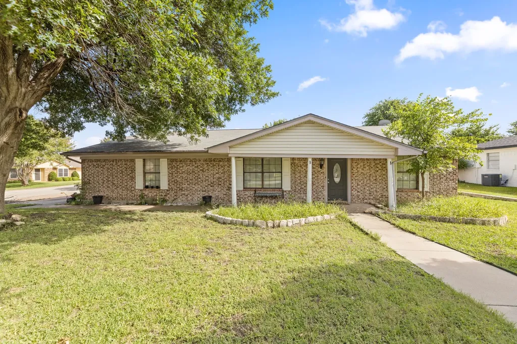 304 Childers Avenue Benbrook TX 76126