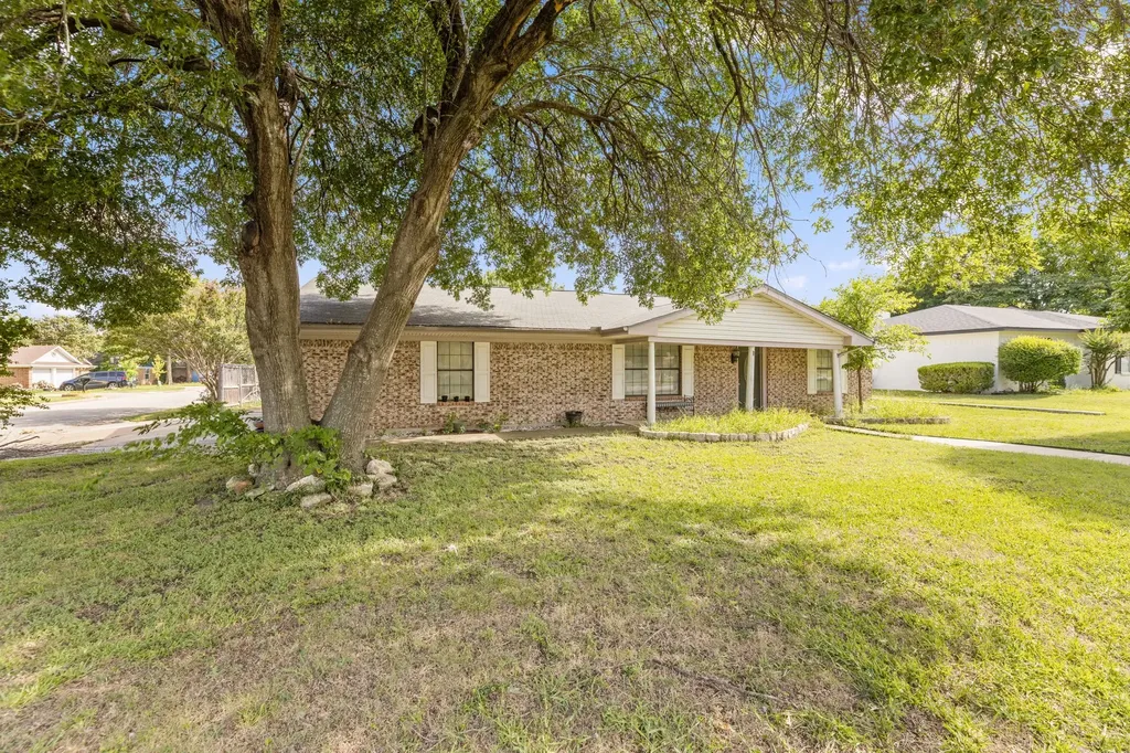 304 Childers Avenue Benbrook TX 76126