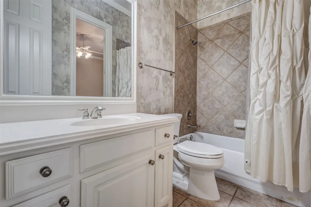 7921 Shady Oaks Drive North Richland Hills TX 76182