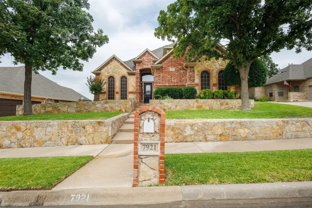 7921 Shady Oaks Drive North Richland Hills TX 76182