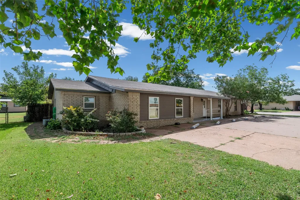1331 Cherry Street Graham TX 76450